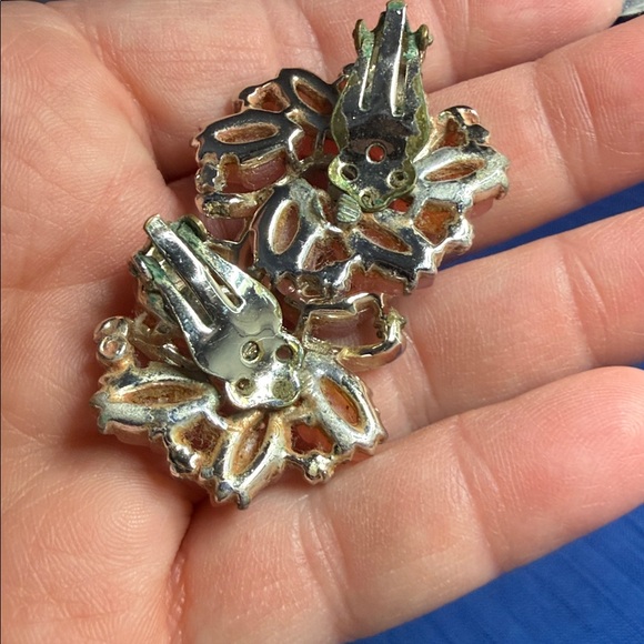 Vintage Elegant Floral Earrings Clip on Pink Cluster Petals Flower Gold Tone - Picture 5 of 7